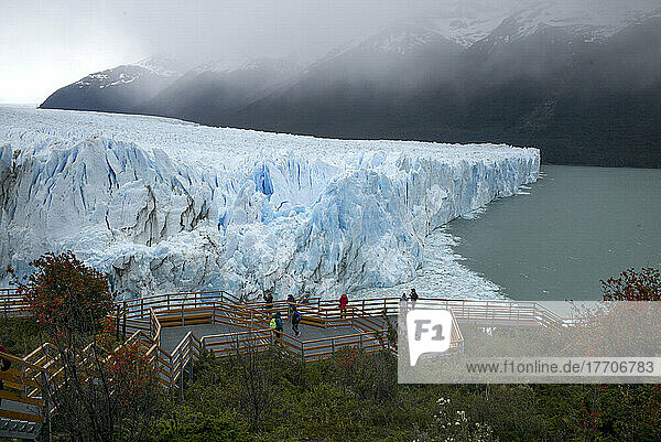 Touristen bei der Besichtigung des Moreno-Gletschers  Nationalpark Los Glaciares; Provinz Santa Cruz  Argentinien