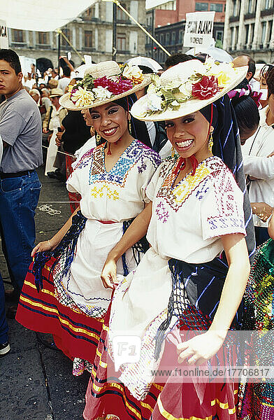 Frauen in traditioneller Kleidung beim Festival