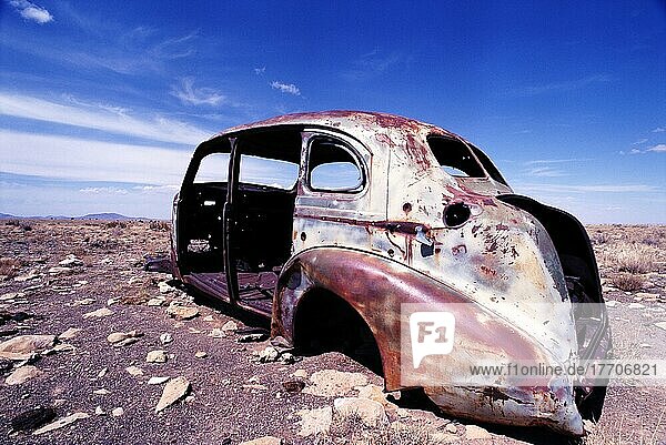 Verlassenes Auto in der Wüste