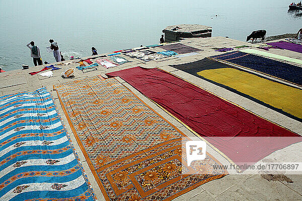Die Einheimischen waschen ihre Kleidung im verschmutzten Ganges und trocknen sie anschließend in der Sonne auf den Badeghats oberhalb des Ganges. Die Kultur von Varanasi ist eng mit dem Ganges und seiner religiösen Bedeutung verbunden  denn Varanasi ist die religiöse Hauptstadt