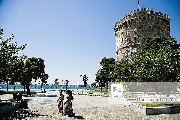 Zwei Frauen gehen am Weißen Turm vorbei; Thessaloniki  Griechenland