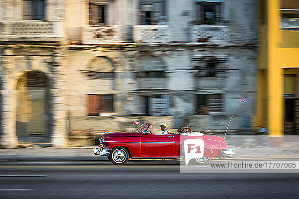 Straßenszenen in der Altstadt von Havanna  Kuba. Ein einzigartiges Motortaxi bringt Menschen durch Havanna; Havanna  Havanna  Kuba