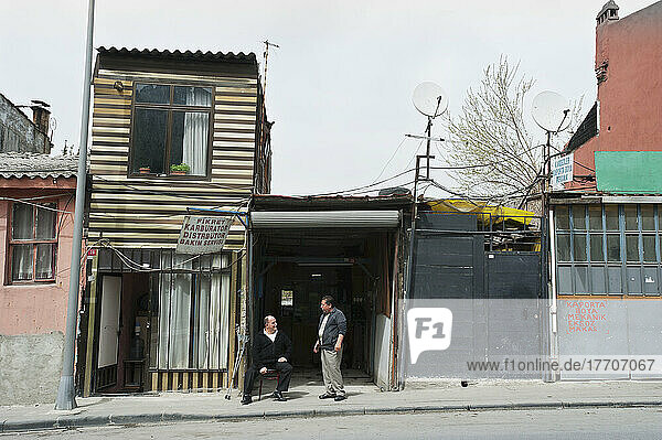 Zwei Männer unterhalten sich vor alten Häusern; Istanbul  Türkei