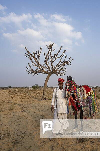 Rajput mit seinem Pferd in der Wüste Thar in Rajasthan  Indien; Nagaur  Rajasthan  Indien