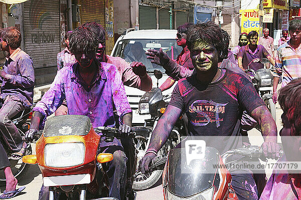Während Holi  einem Fest  bei dem Farbpulver geworfen wird  um Farben und Freundschaft zwischen Freunden und Familien auszutauschen; Jaipur  Bundesstaat Rajasthan  Indien