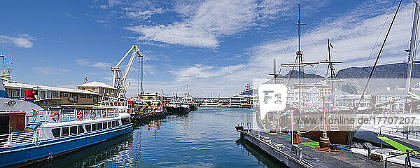Boote und Schiffe im beschaulichen Hafen von Kapstadt; Kapstadt  Südafrika