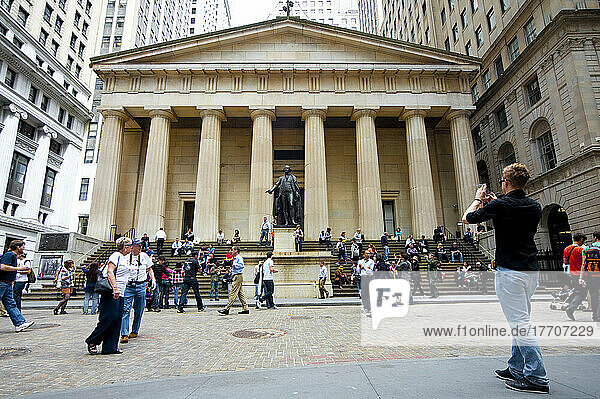 Touristen in der Wall Street  Finanzviertel  Manhattan  New York  USA