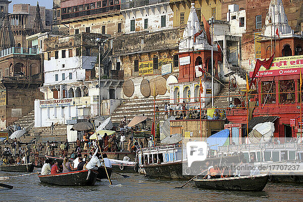 Badende Ghats auf dem Fluss Ganges; Varanasi  Indien