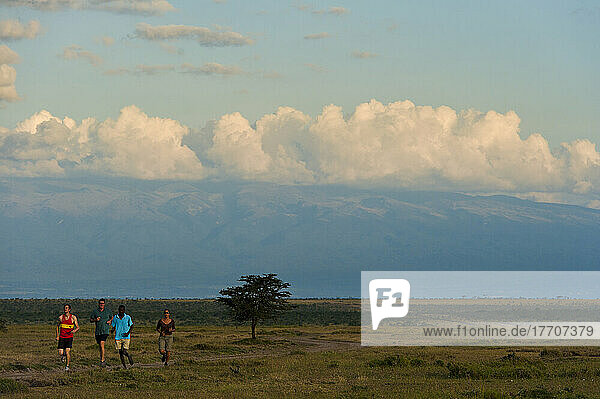 Reiseführer und Touristen auf dem Lauf entlang der Strecke mit dem Berg Kenia im Hintergrund  Ol Pejeta Conservancy; Kenia