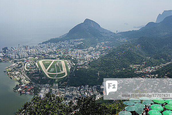 Blick von der Christus-Erlöser-Statue auf dem Berg Corcovado über den Western und den City Jockey Club nach Leblon; Rio De Janeiro  Brasilien