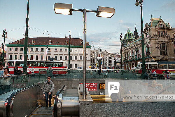 Fußgänger gehen in eine U-Bahn-Station  während ein Bus und eine Straßenbahn über den Prager Platz der Republik fahren; Platz der Republik  Prag  Tschechische Republik
