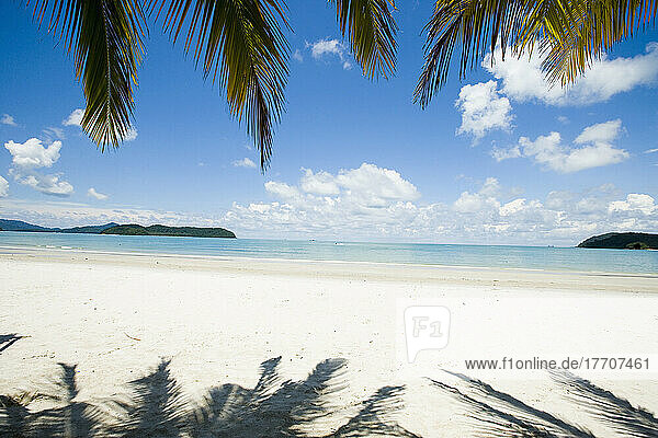 Malaysia  Pantai Cenang (Cenang Strand); Pulau Langkawi  Weißer Sandstrand mit Palmen und Blick auf das blaue Meer