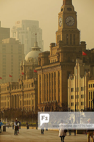 Ein Blick auf den Bund im frühen Morgenlicht  das historische Viertel und die Uferpromenade von Shanghai; Shanghai  China