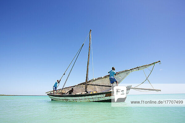 Segel setzen auf einem Boot im Indischen Ozean; Insel Vamizi  Mosambik