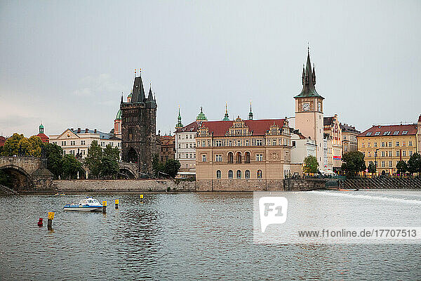 Von der Moldau aus ein Blick auf die Karlsbrücke und die Altstadt von Prag; Altstadt  Prag  Tschechische Republik