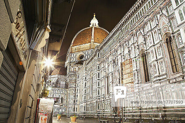 Gebäude und die beleuchtete Kathedrale von Florenz in der Nacht; Florenz  Toskana  Italien