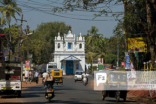 Verkehr vor der St. Antonius-Kapelle; Goa  Indien