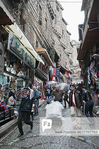 Fußgänger in einer Straße mit Geschäften; Istanbul  Türkei