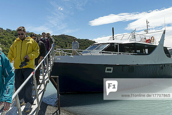 Touristen beim Aussteigen aus einem Ausflugsboot  Nationalpark Los Glaciares; Provinz Santa Cruz  Argentinien
