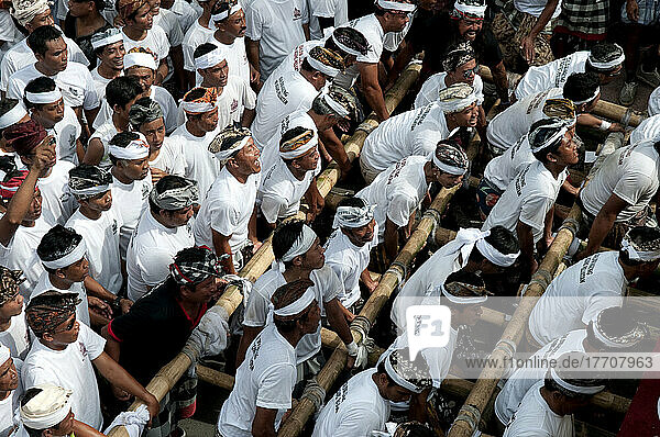 Eine traditionelle religiöse Zeremonie; Bali  Indonesien