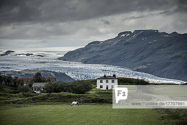 Bauernhof an der Seite des Vatnajokull  des größten Gletschers in Island; Island