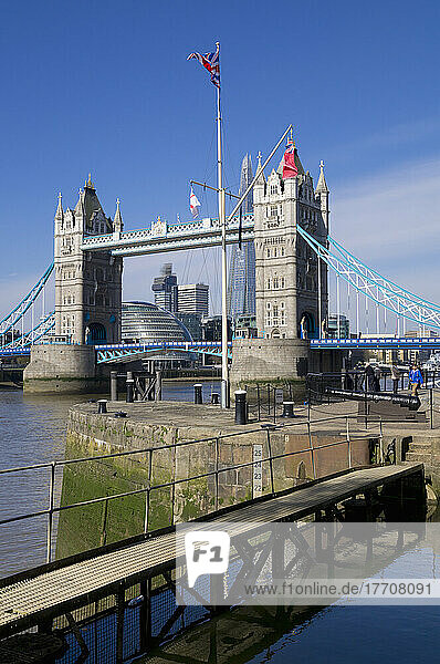 Shard und Tower Bridge; London  England