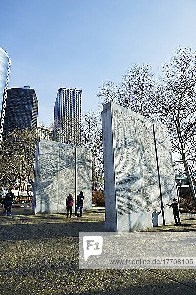 Battery Park World War Two Monument mit Financial District im Hintergrund; New York City  New York  Vereinigte Staaten von Amerika