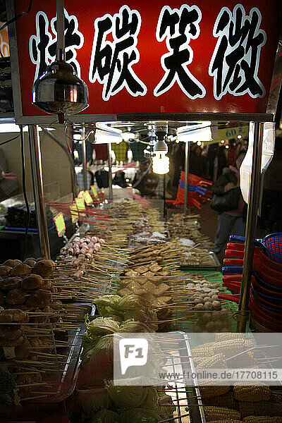 Zubereitete Speisen auf dem Nachtmarkt Taipeh Taiwan