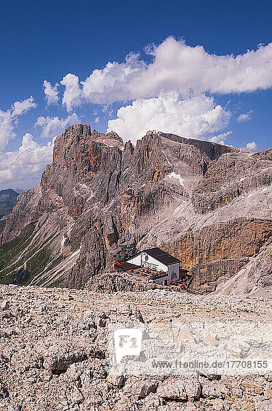 Gebäude und Berggipfel in San Martino di Castrozza in den Dolomiten; Trentino-Südtirol  Trentino  Italien