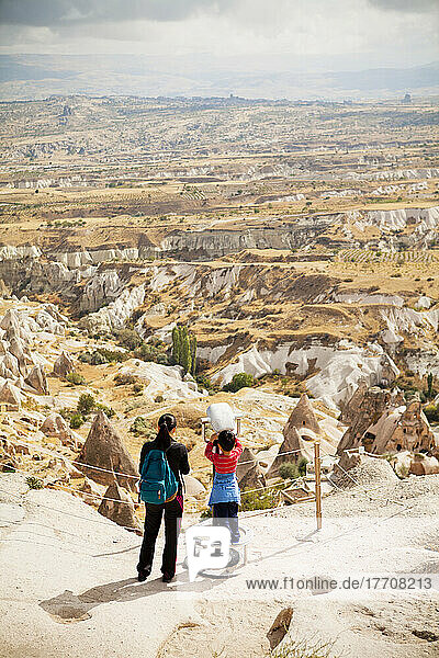 Touristen mit Blick von der Spitze der Burg Uchisar; Uchisar  Kappadokien  Türkei