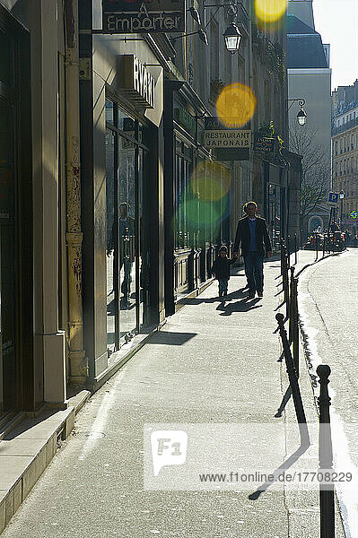 Fußgänger im historischen Viertel des Marais; Paris  Frankreich