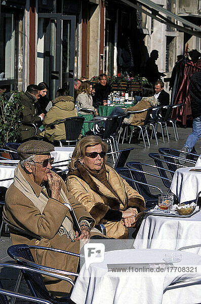 Ehepaar in einem Café auf dem Campo San Stefano. Venedig  Italien.
