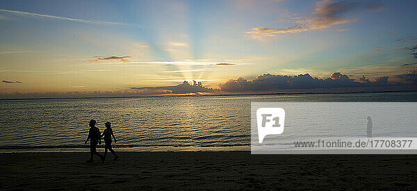 Dramatischer Sonnenuntergang beim Strandspaziergang; Mauritius