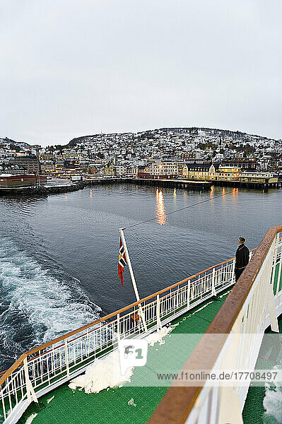 Verlassen des Hafens von Harstad an Bord des Hurtigrutenschiffs Frau Nordlys  der größten Stadt der Vesteralen-Inseln; Norwegen