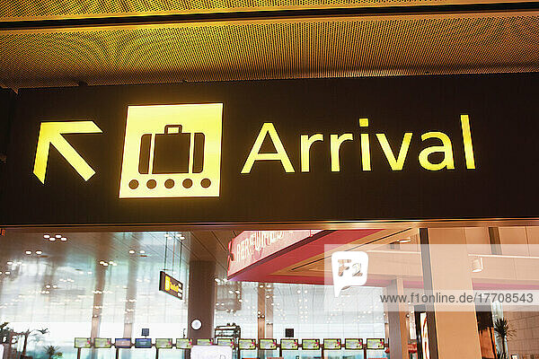 Ankunftsschild in einem Flughafenterminal; Singapur