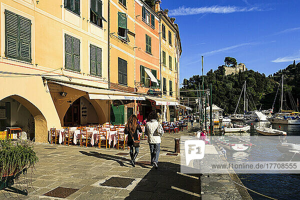 Fußgänger auf einer Promenade entlang des Hafens; Portofino  Ligurien  Italien