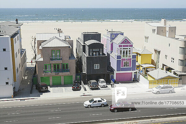 Bunte Häuser entlang der Küste; Kalifornien  Vereinigte Staaten von Amerika