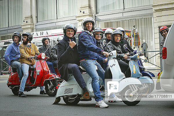Männer auf Motorrollern im Verkehr von Rom; Rom  Italien