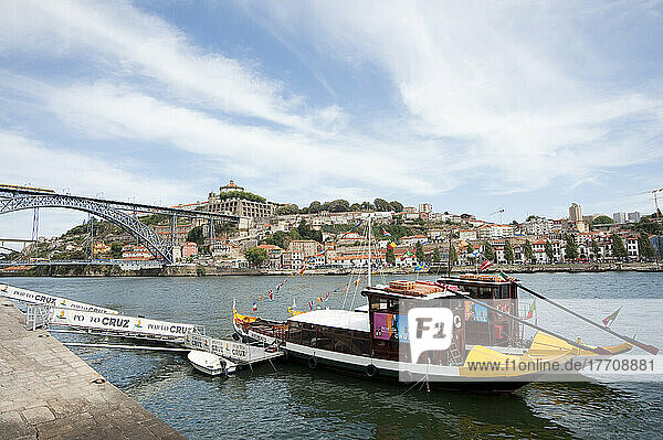 Boote auf dem Rio Douro  Porto  Portugal