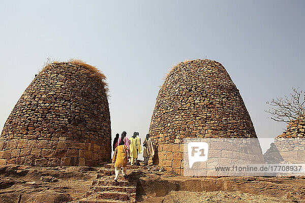 Touristen bei kuppelförmigen Steingebilden; Badami  Karnatak  Indien