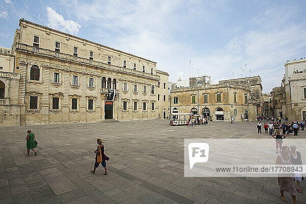 Eine Straßenszene in der Altstadt von Lecce; Salento  Italien