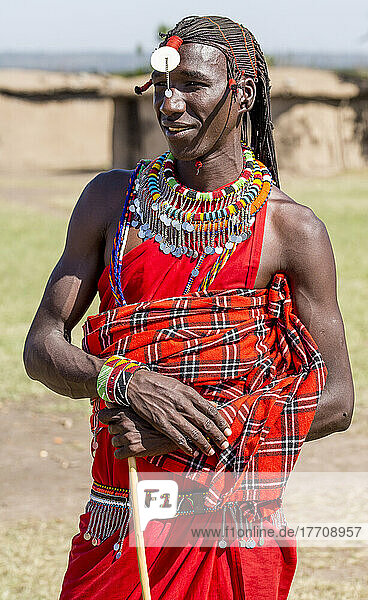 Massai-Tänzerin im Maasai Mara National Reserve  Kenia  Afrika; Narok  Narok County  Kenia