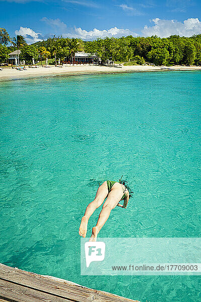 Schwimmen im Cotton House Beach auf der Insel Mustique  St. Vincent und die Grenadinen  Westindien