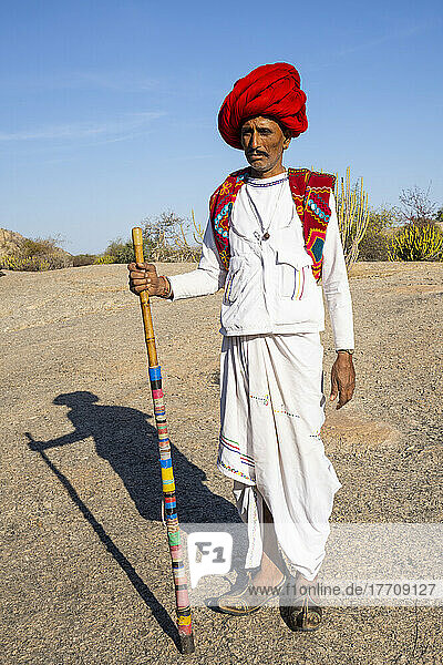 Rabari-Hirte mit weißer Tunika und rotem Turban in der Pali-Ebene  Rajasthan  Indien; Rajasthan  Indien