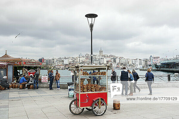 Imbisswagen und Fußgänger am Wasser; Istanbul  Türkei