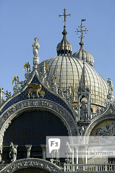 Venedig  Italien. Die Kuppeln der Basilika San Marco auf dem Markusplatz. Doug Mckinlay/Axiom