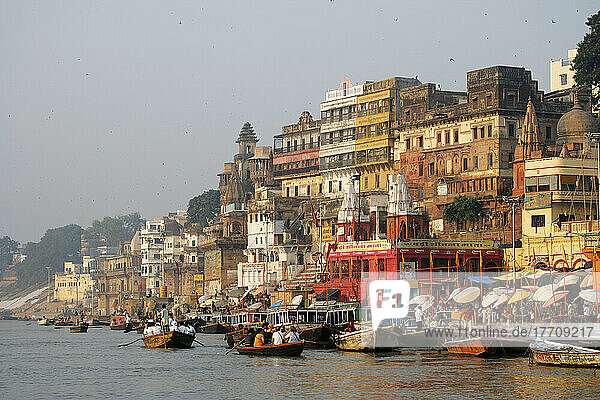 Badende Ghats auf dem Fluss Ganges; Varanasi  Indien