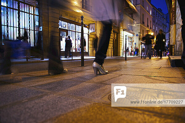 Fußgänger auf einem Gehweg vor Einzelhandelsgeschäften; Paris  Frankreich
