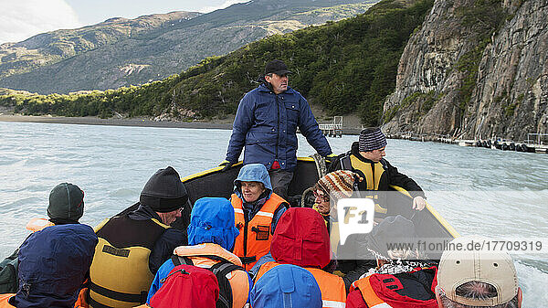 Ein Reiseleiter leitet eine Bootstour  Torres Del Paine National Park; Torres Del Paine  Magallanes und Antartica Chilena Region  Chile