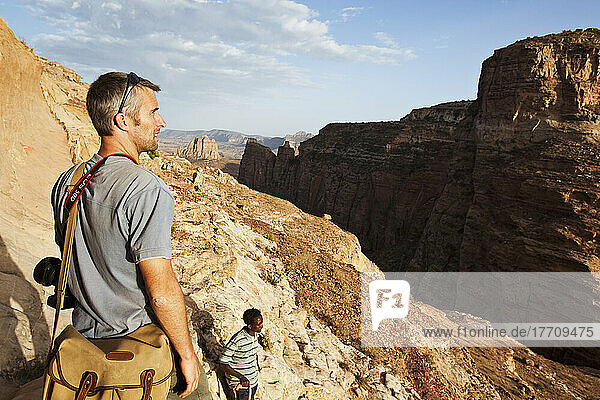 Touristen beim Trekking in der beeindruckenden Berglandschaft auf dem Gheralta-Plateau; Region Tigray  Äthiopien